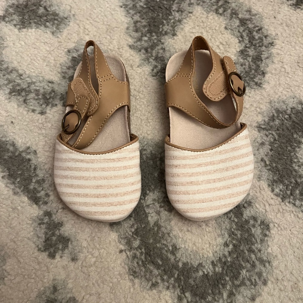 Old navy shoes- size 7 toddler